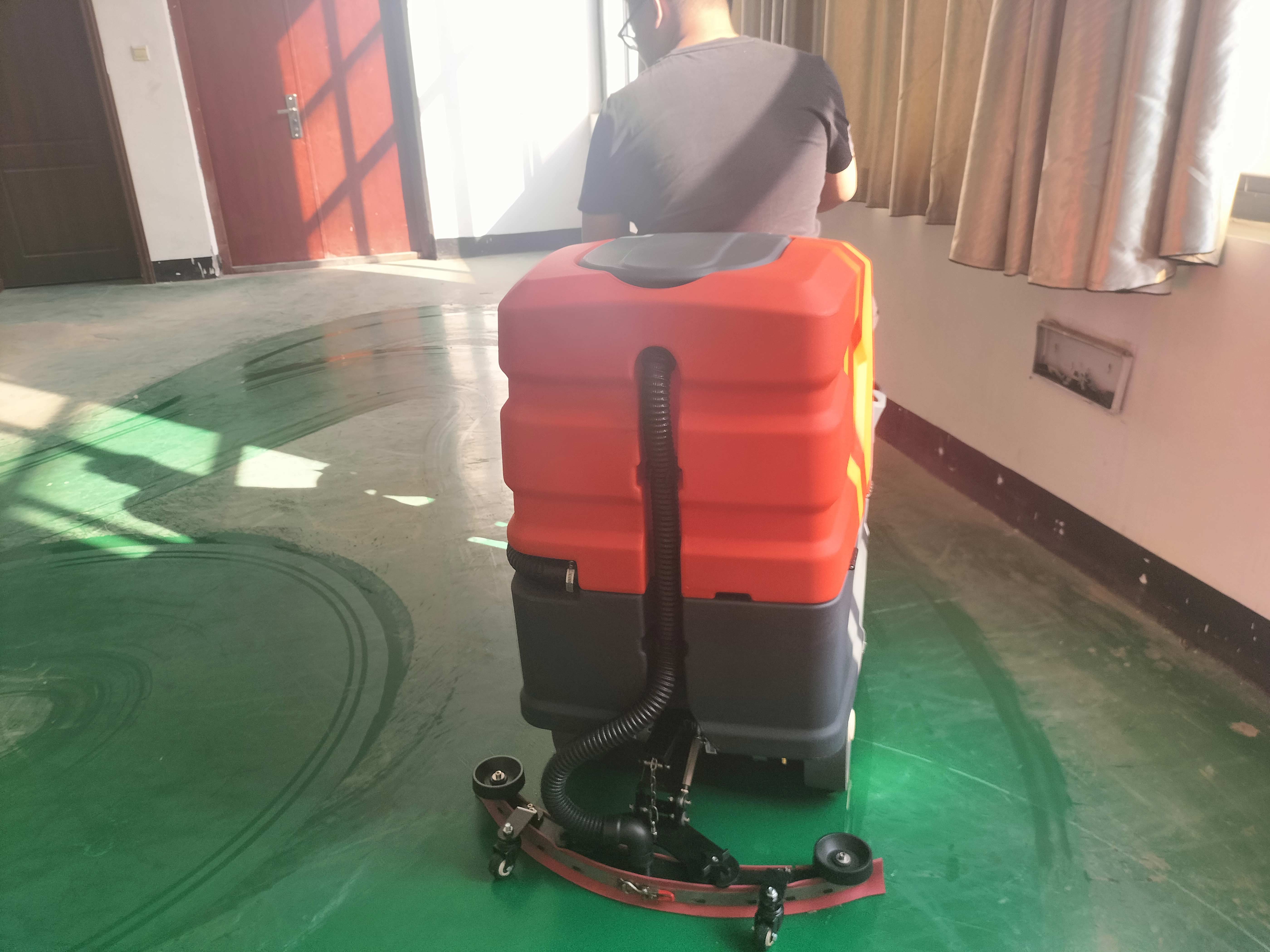 洗地機(jī)在工業(yè)環(huán)境中的革命性影響 洗地機(jī)在工業(yè)環(huán)境中的革命性影響