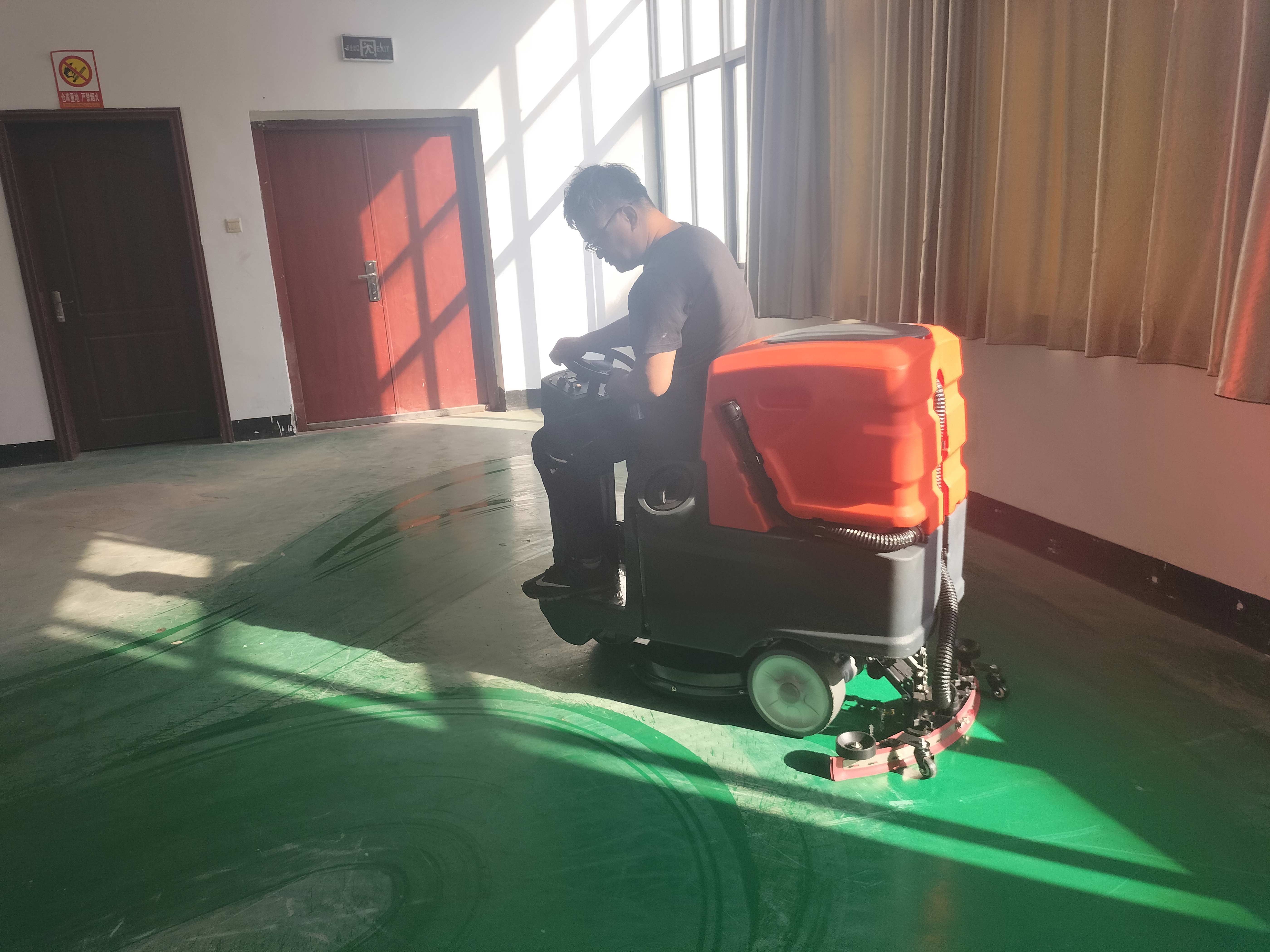 工業(yè)洗地機助力車間保潔 工業(yè)洗地機助力車間保潔