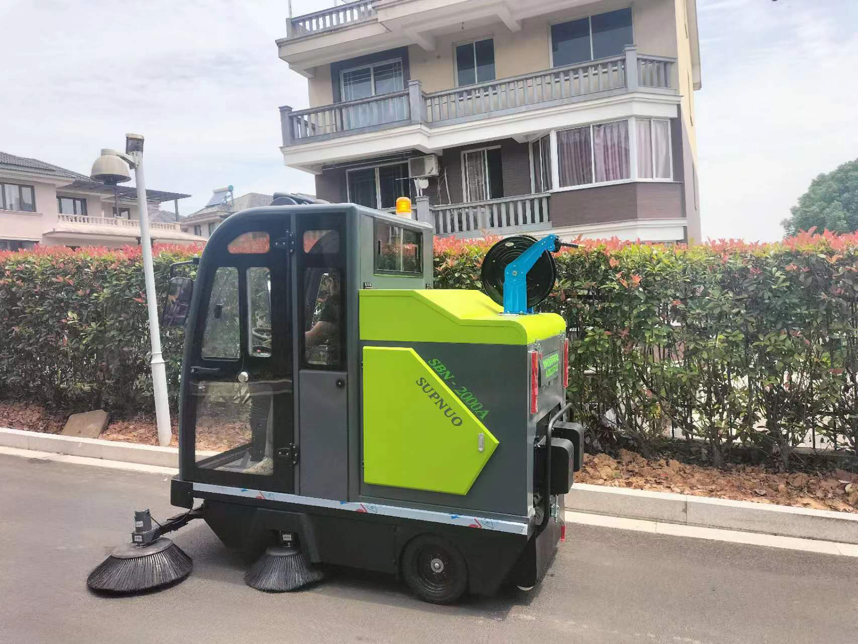 電動(dòng)掃路車成為市政環(huán)衛(wèi)街道保潔的新選擇 電動(dòng)掃路車成為市政環(huán)衛(wèi)街道保潔的新選擇