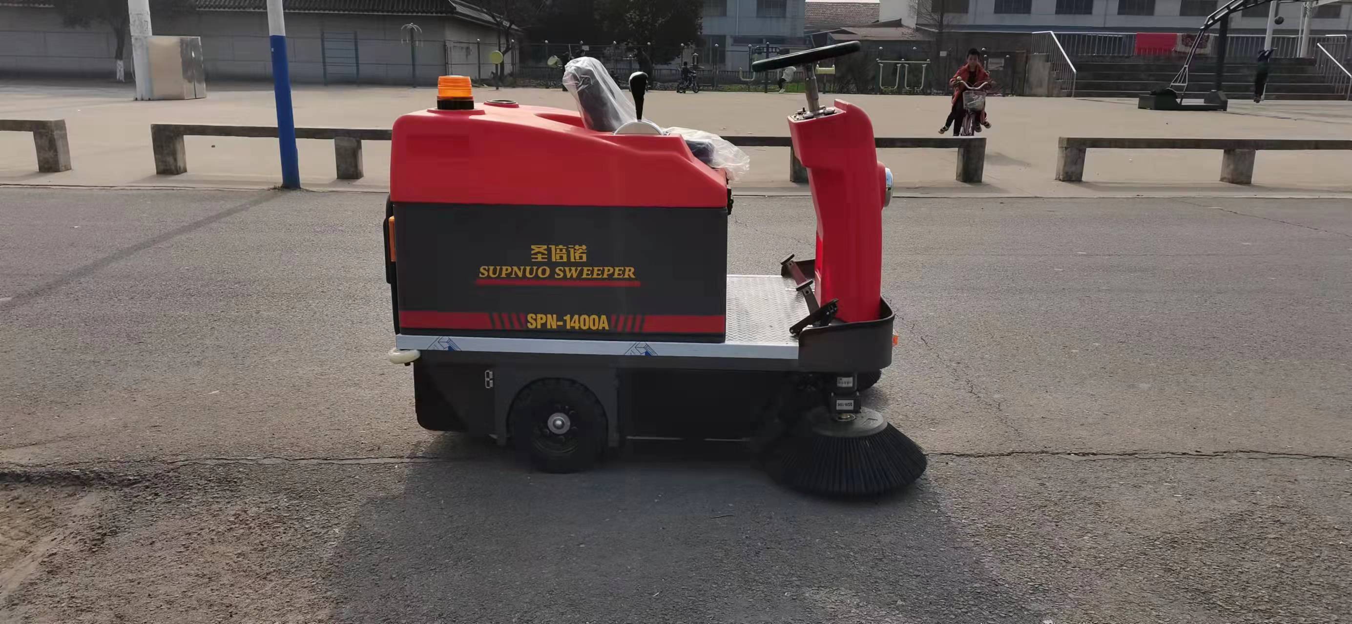 駕駛式掃地機(jī)清掃工業(yè)廠區(qū)的具體步驟如下: 駕駛式掃地機(jī)清掃工業(yè)廠區(qū)的具體步驟如下: