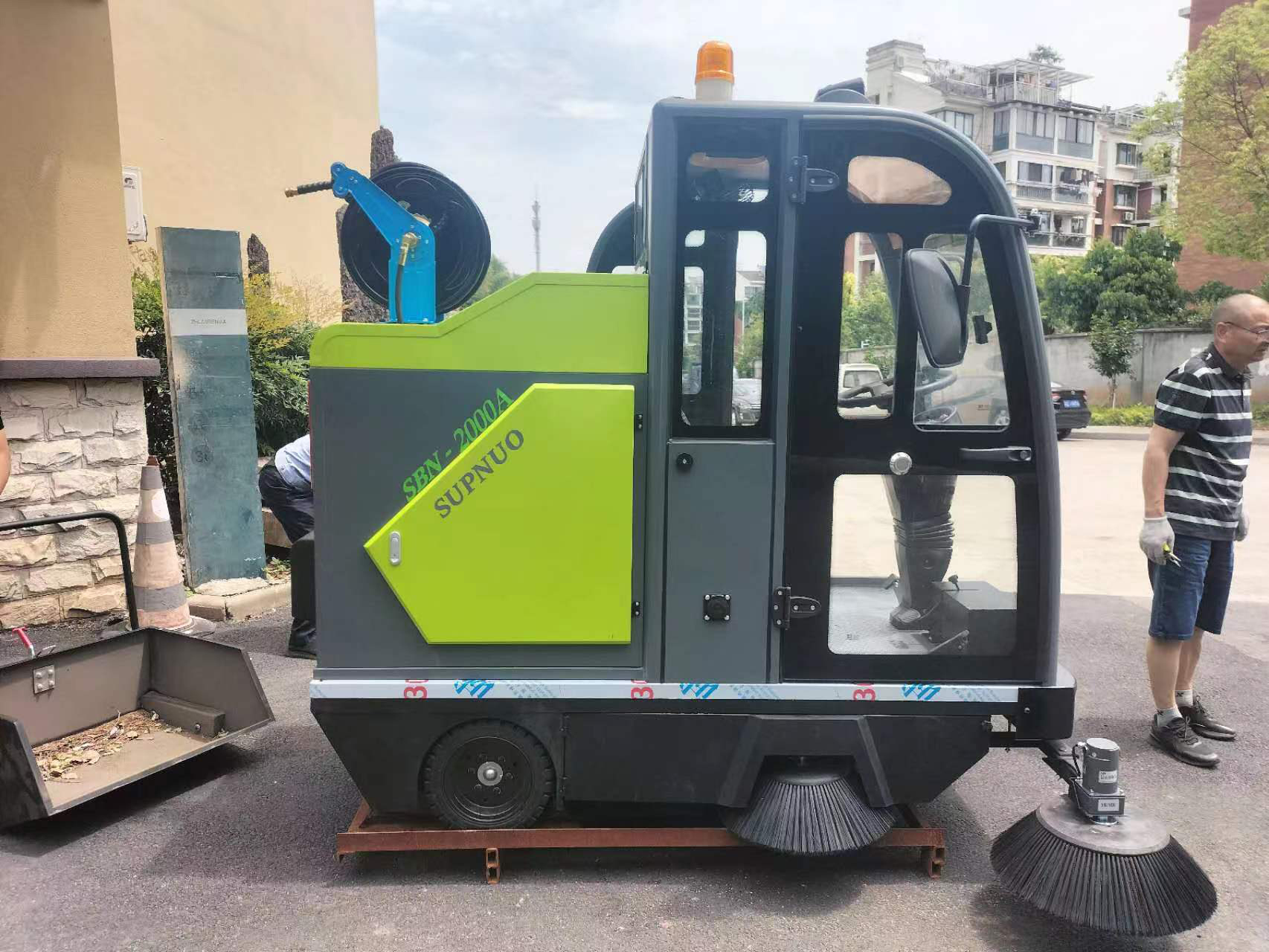  環(huán)衛(wèi)街道用的中大型掃地車，是城市清潔的得力助手