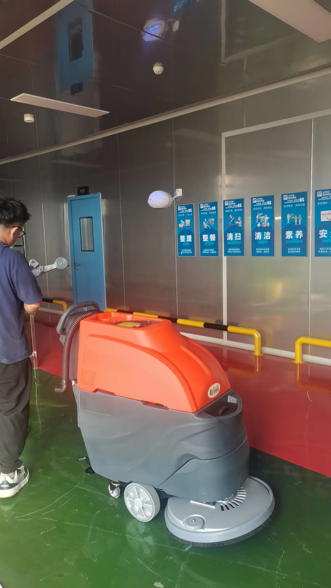 工業(yè)洗地機:提升工作效率的清潔利器 工業(yè)洗地機:提升工作效率的清潔利器