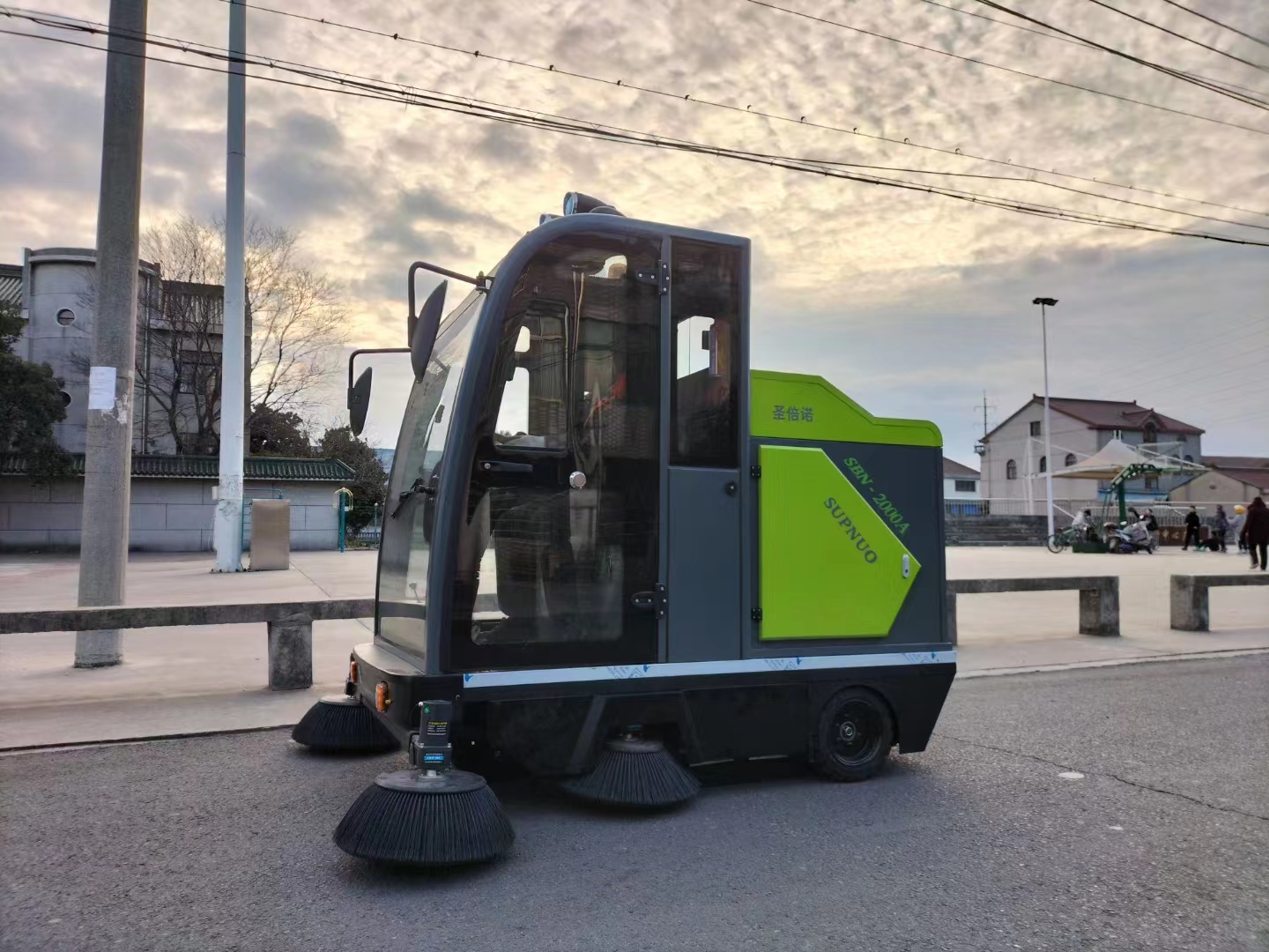 環(huán)衛(wèi)電動(dòng)清掃車逐漸成為城市清潔的新寵