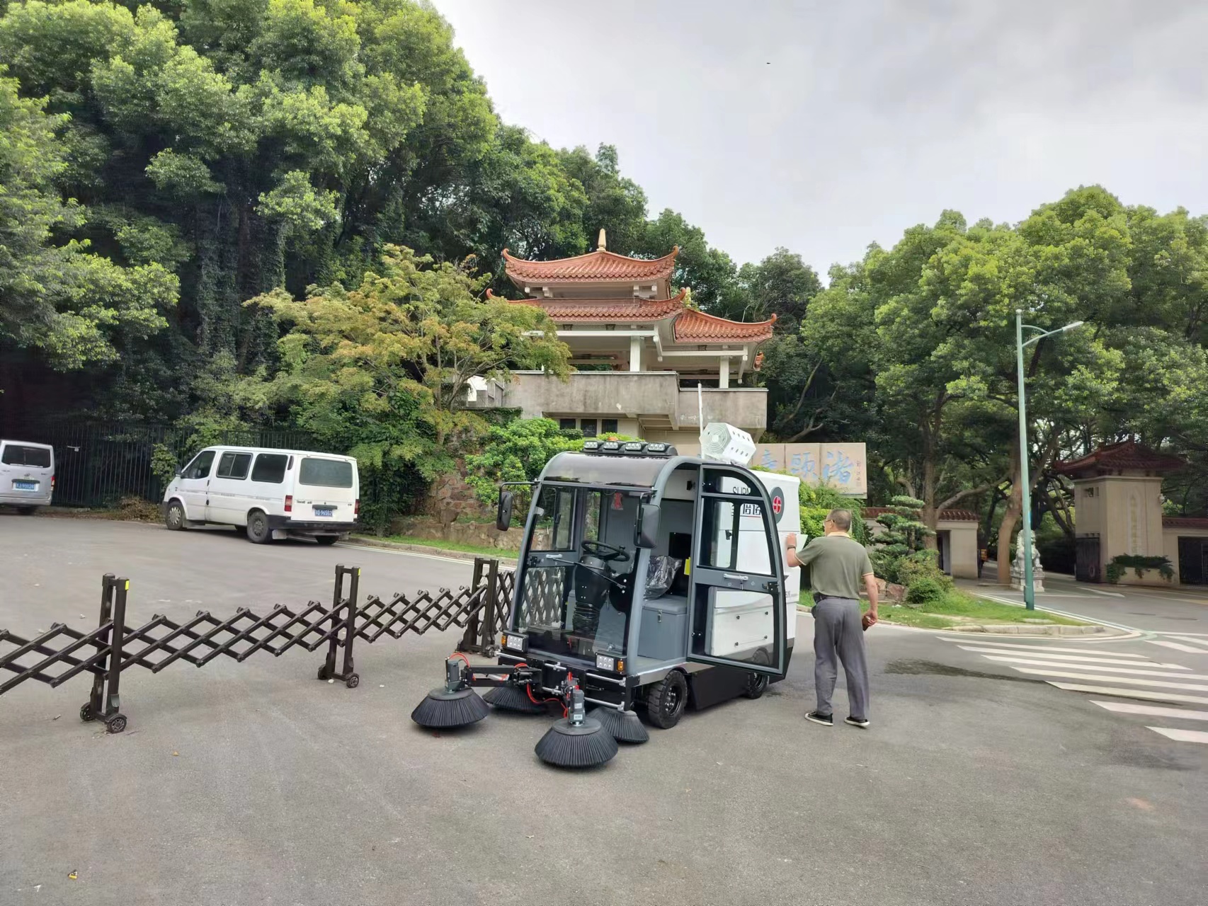 隨著科技的發(fā)展，清掃車在性能和效率上不斷創(chuàng)新