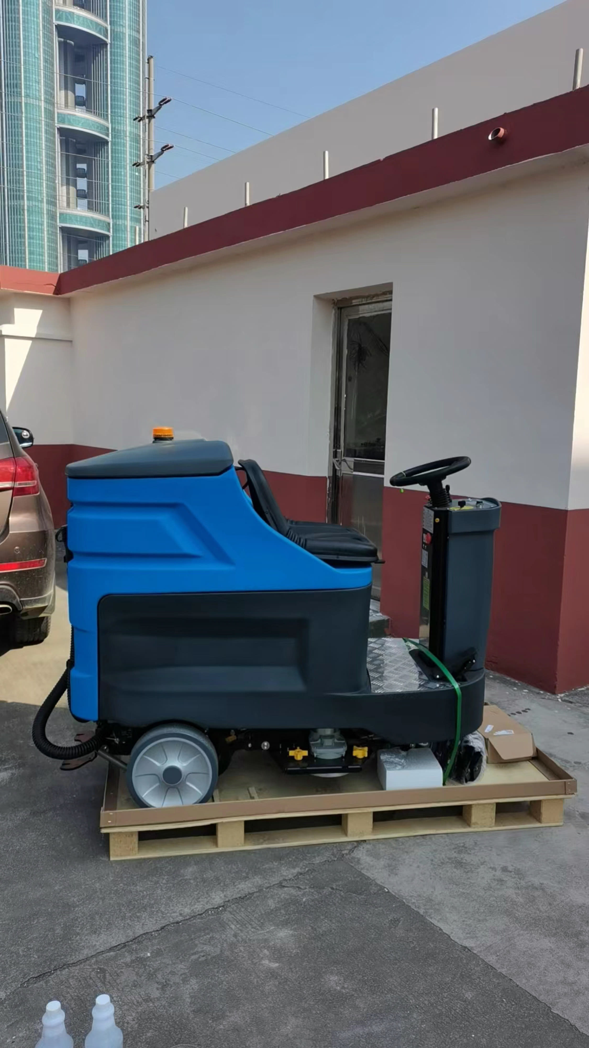 無論是手推式還是駕駛式洗地機(jī)，都在推動(dòng)商業(yè)清潔行業(yè)的發(fā)展