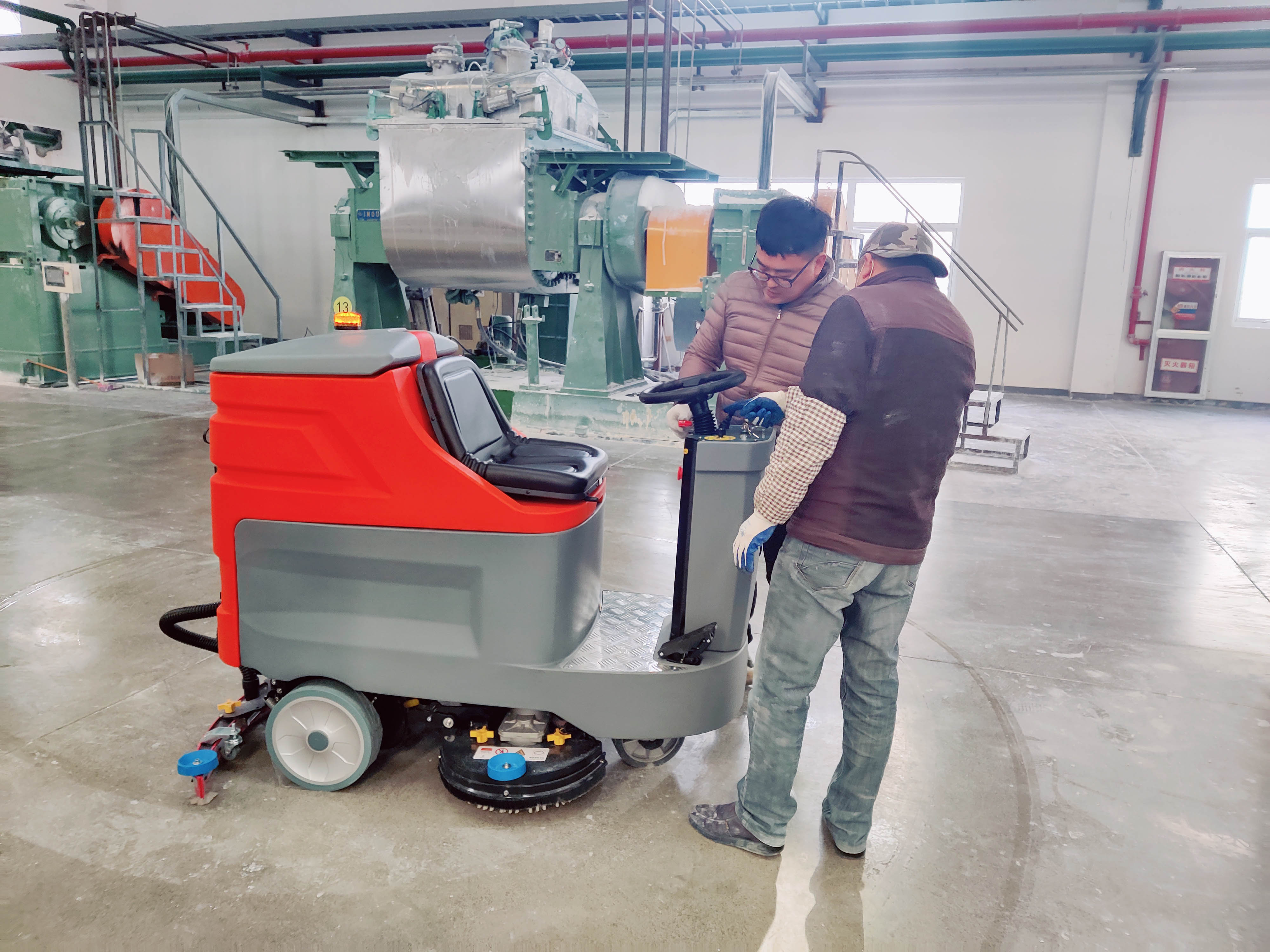 商業(yè)駕駛式洗地機在滿足現(xiàn)代商業(yè)清潔需求方面展現(xiàn)出了不可替代的優(yōu)勢 商業(yè)駕駛式洗地機在滿足現(xiàn)代商業(yè)清潔需求方面展現(xiàn)出了不可替代的優(yōu)勢