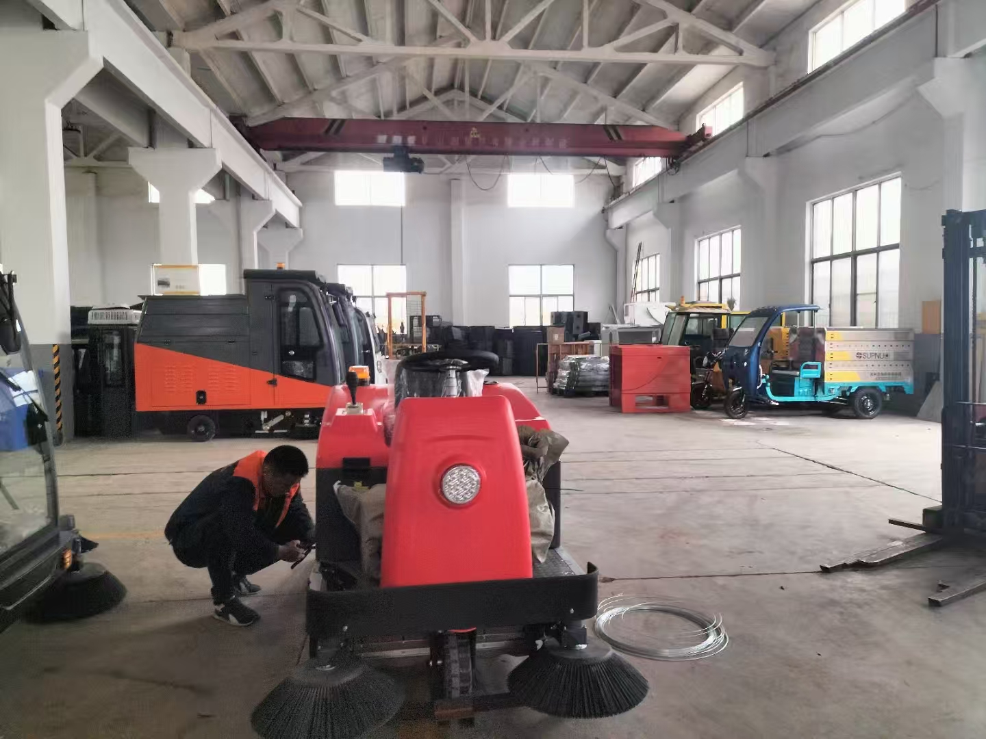 道路掃地車在城市清潔、環(huán)境保護(hù)、交通安全和形象提升等方面發(fā)揮著重要作用