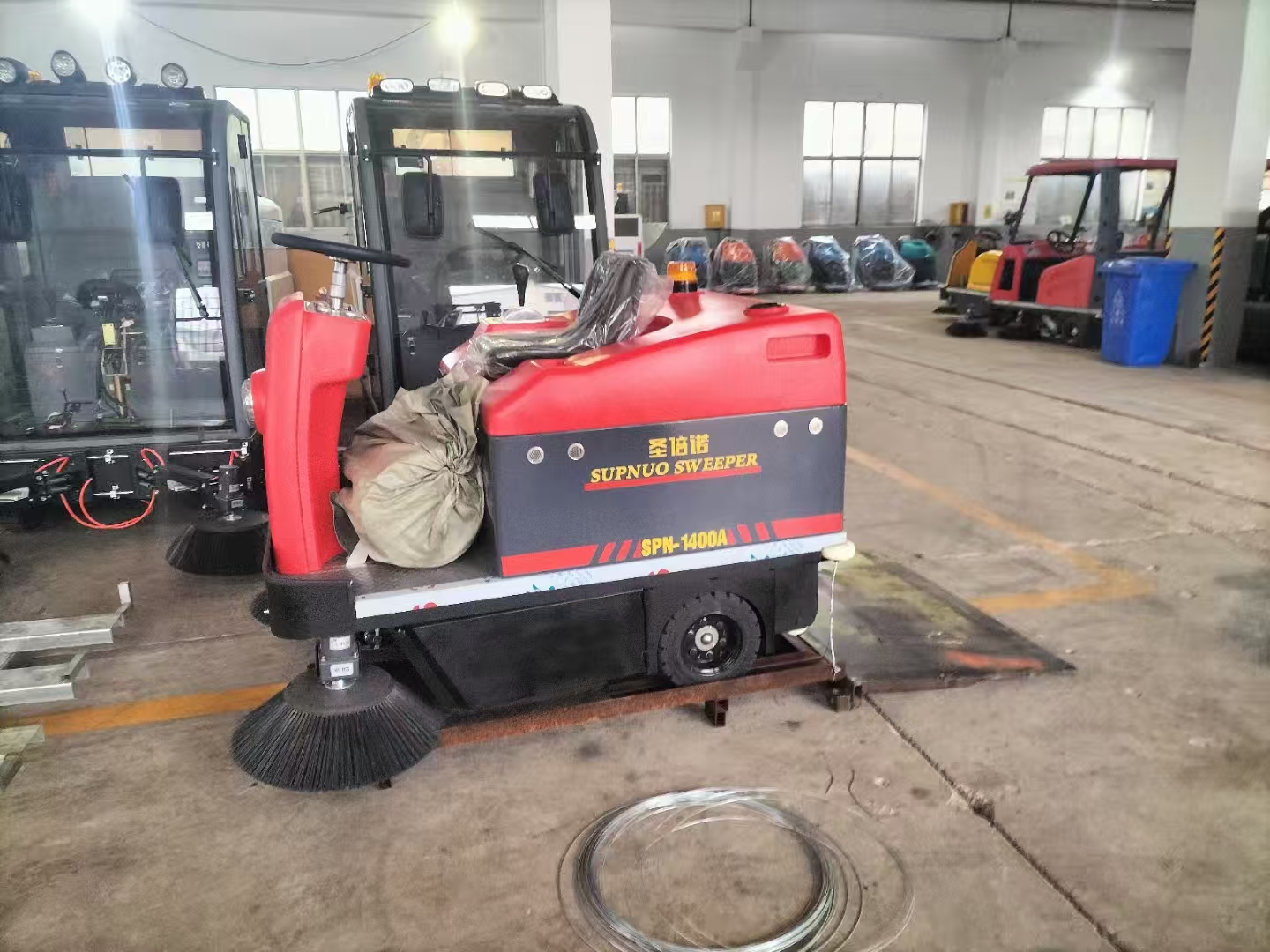 駕駛式小型清掃機(jī)：小空間清潔的“精 靈”