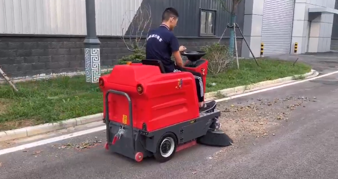 小型駕駛式掃地車：工廠車間保潔的經(jīng)濟優(yōu)選