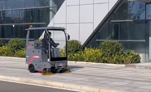 街道小型清掃車：城市街道的“清潔精靈”