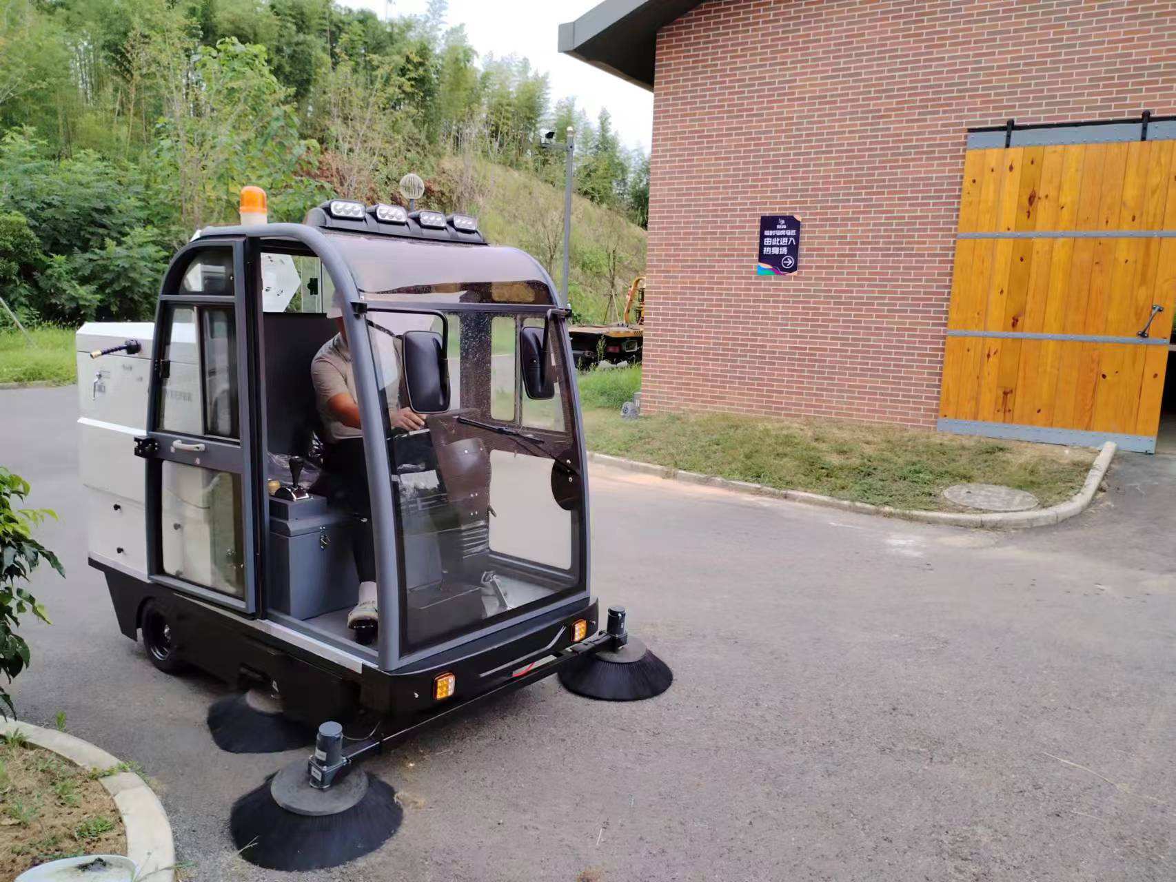 有很多種工廠清掃車，可以在不同的場合使用